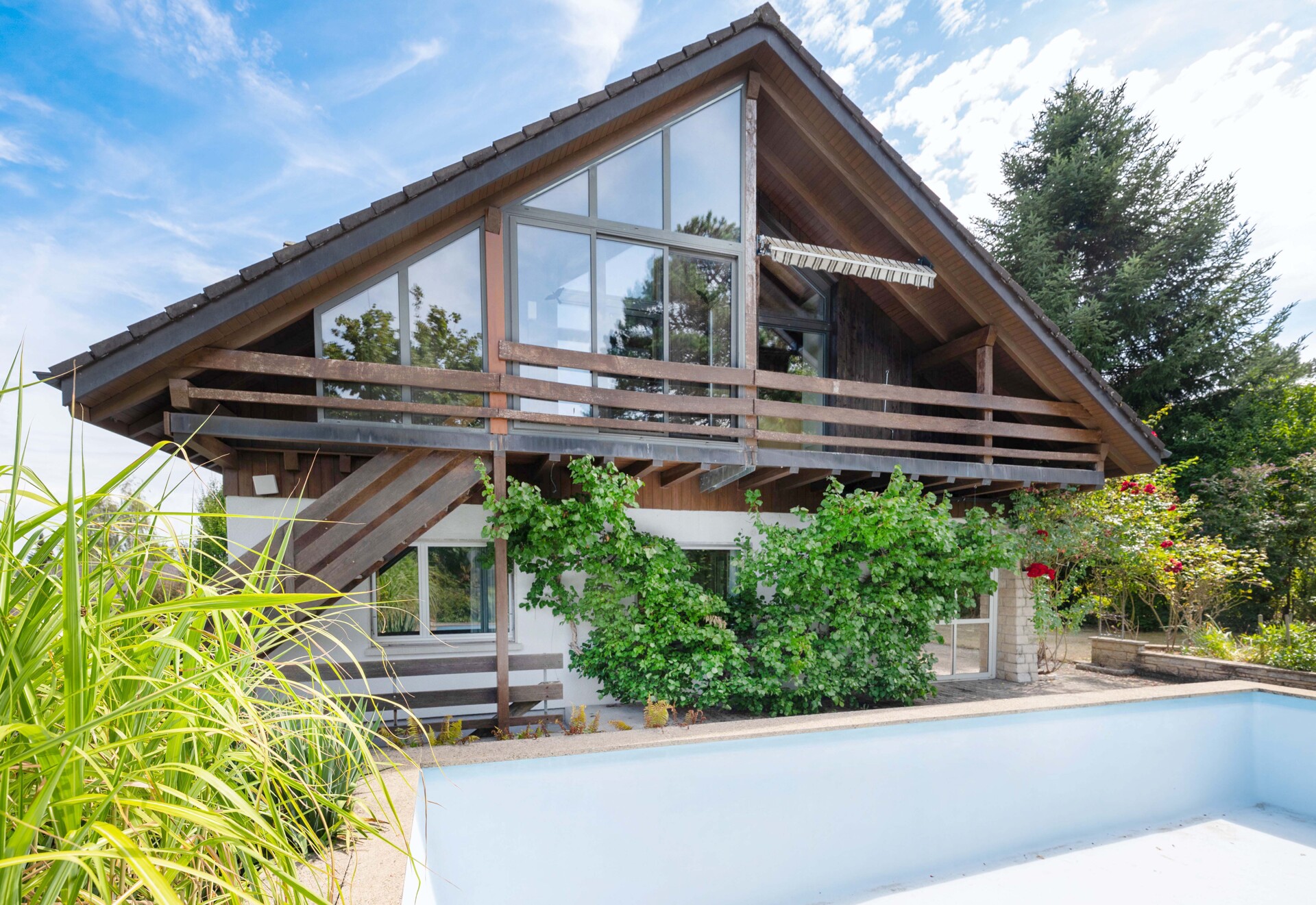 Grüne Oase mit Pool, Weitblick und viel Raum