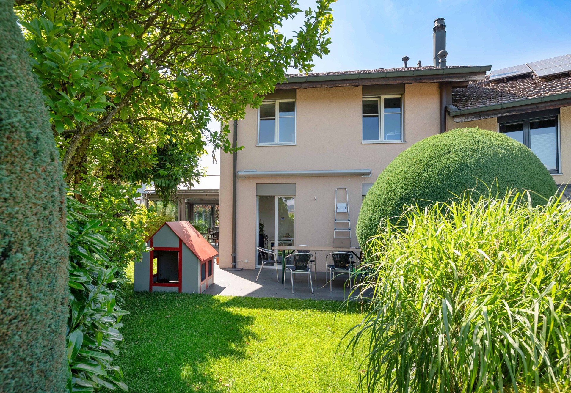Grosszügiges Wohnen mit Wintergarten an ruhiger Lage