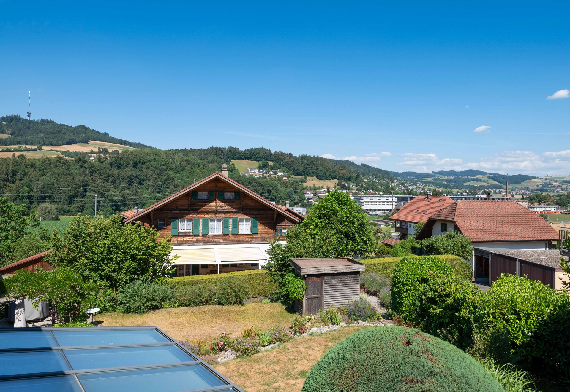Grosszügiges Wohnen mit Wintergarten an ruhiger Lage