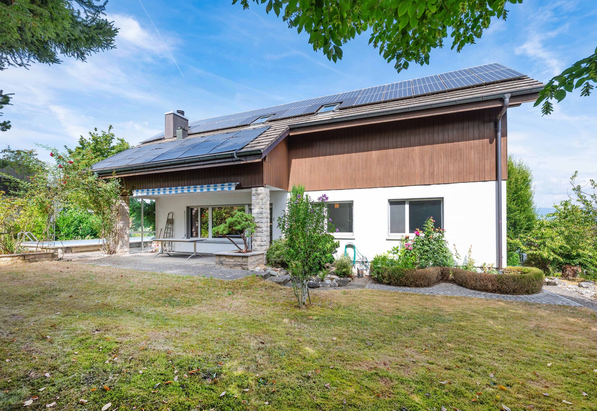 Grüne Oase mit Pool, Weitblick und viel Raum